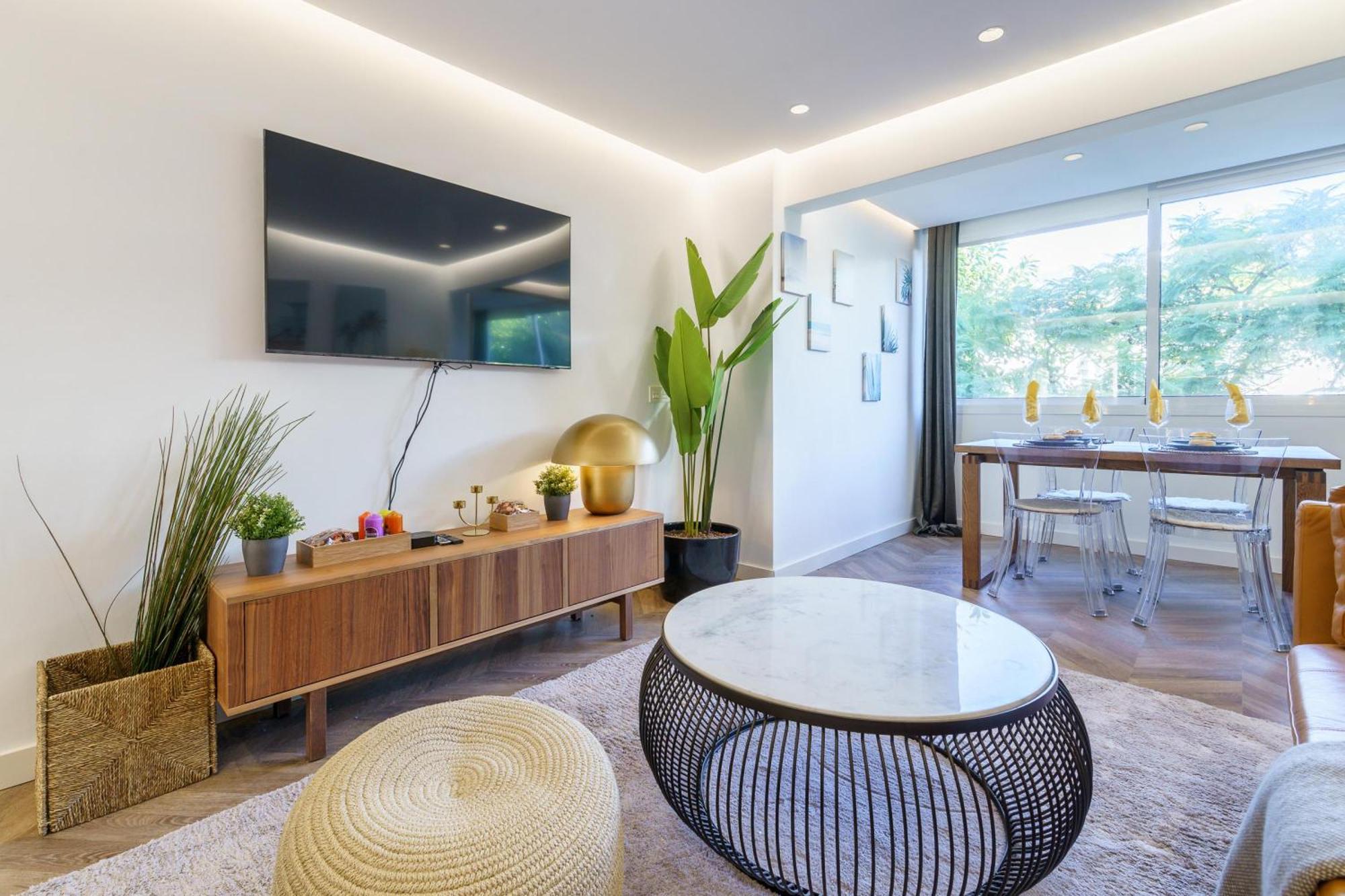 Playa With Pool &100m From Sea - Happy Apartemen *