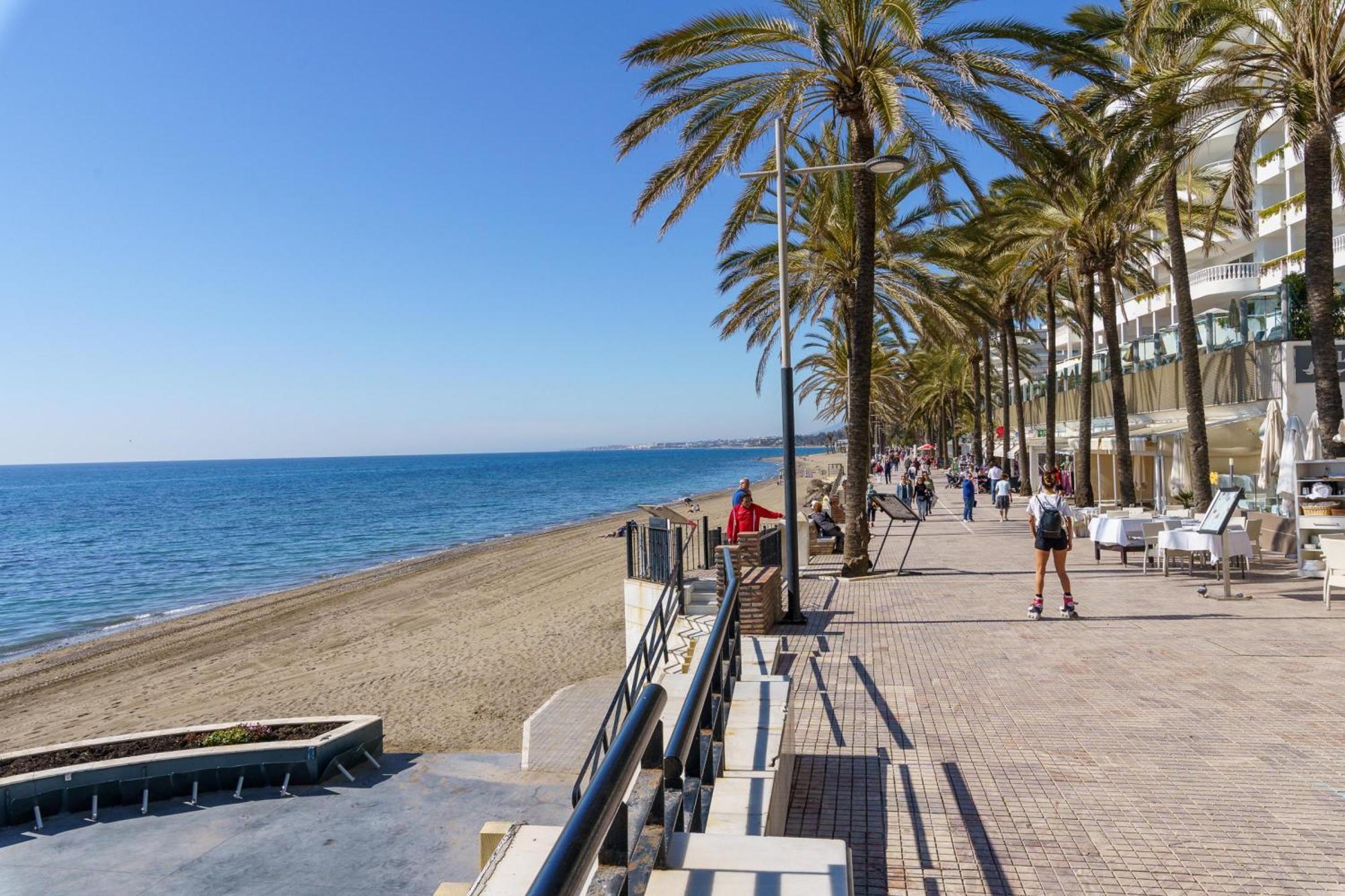 Playa With Pool &100m From Sea - Happy Apartemen *
